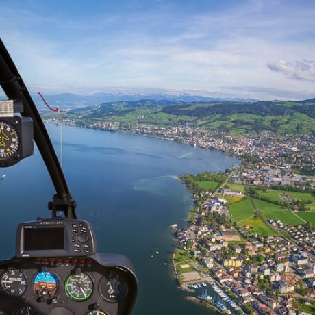 flying-773490_640